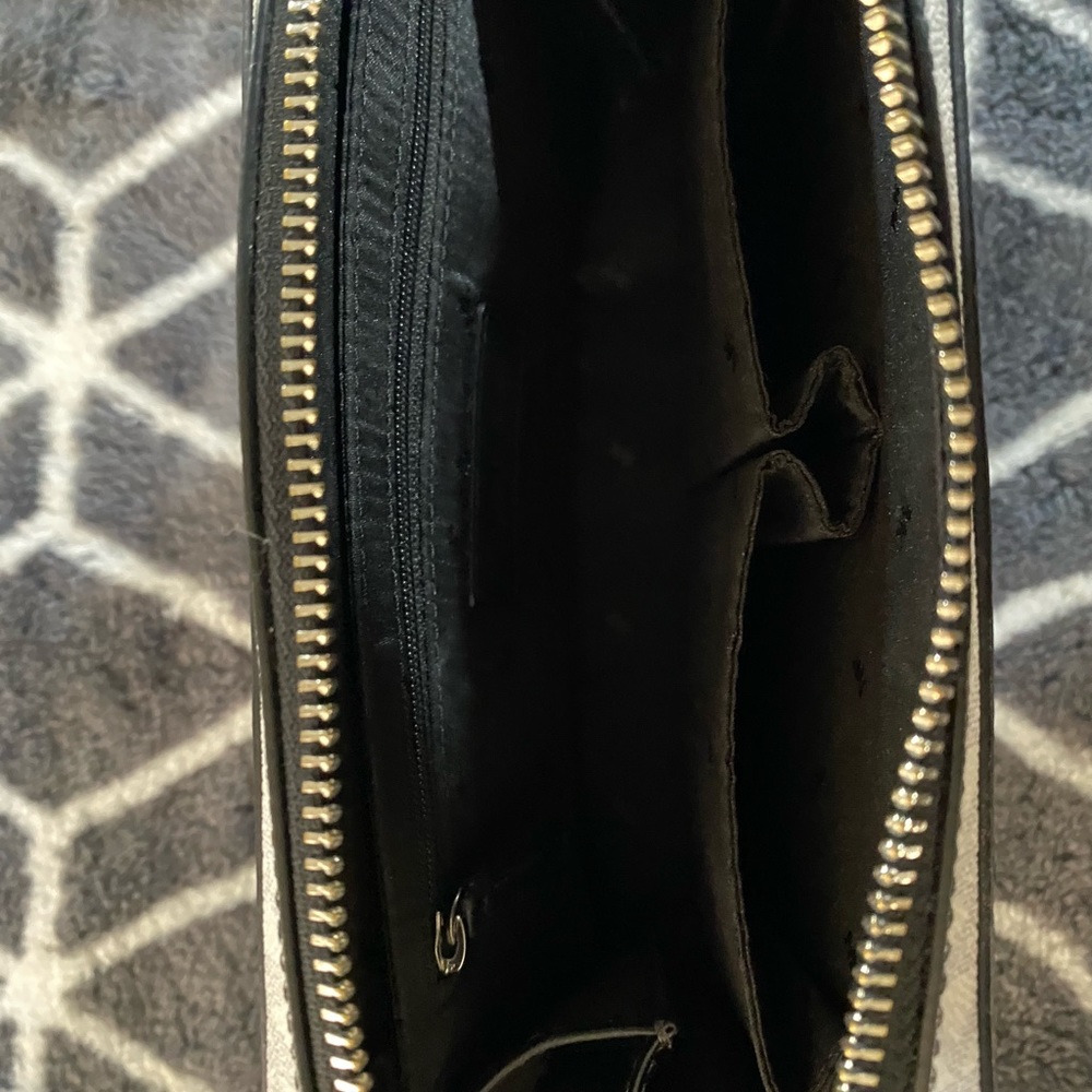 Mens wallet but can be use for both.